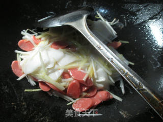 火腿肠韭菜芽炒年糕的做法步骤：7