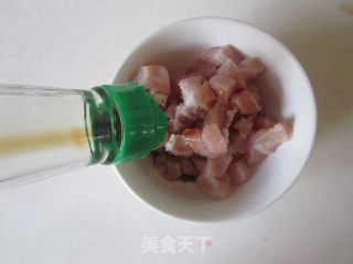 肉丁杂蔬炒馒头丁的做法步骤：2