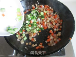 肉丁杂蔬炒馒头丁的做法步骤：10