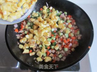 肉丁杂蔬炒馒头丁的做法步骤：11