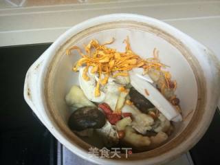 葛根玉竹花菇玉竹炖鸡汤的做法步骤：5