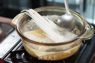 【小森妈妈菜谱】秋季靓汤-海带花生煲鲨鱼骨的做法步骤：2