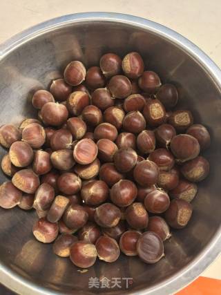 板栗烧鸡爪的做法步骤：1