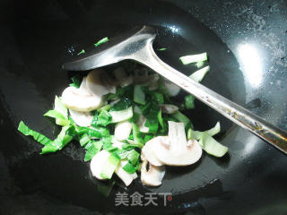 蘑菇青菜火腿肠年糕汤的做法步骤：2