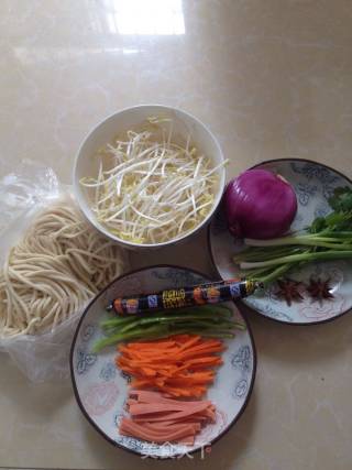 美味复合酱油炒面的做法步骤：1
