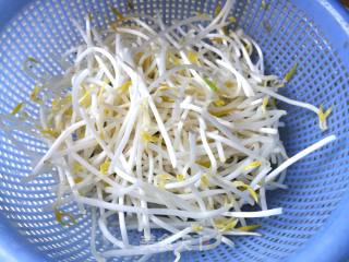 豆芽炒韭菜的做法步骤：2