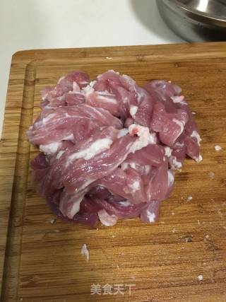 糖醋里脊肉丝的做法步骤：1
