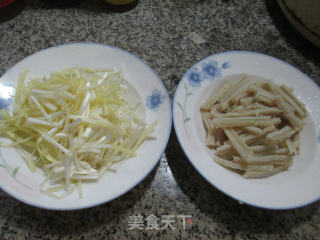 韭菜芽炒牛肚的做法步骤：1