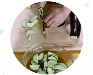 日本味噌炒茄子的做法步骤：1