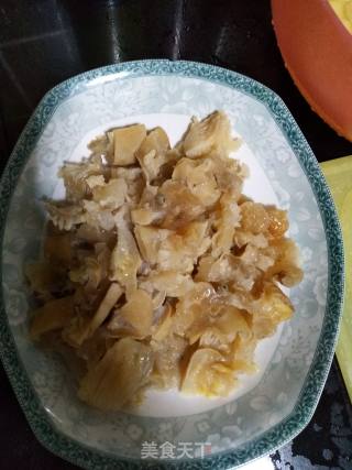 牛蹄筋炖土豆的做法步骤：1