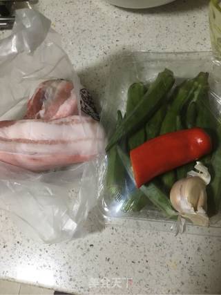 秋葵炒五花肉的做法步骤：1