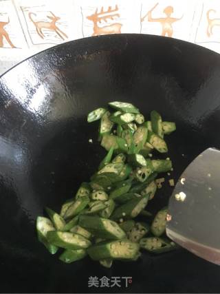 秋葵炒五花肉的做法步骤：4