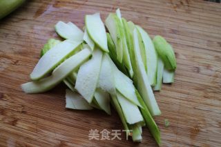 剁椒丝瓜炒皮蛋的做法步骤：1