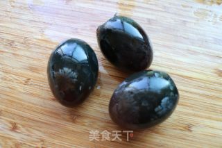剁椒丝瓜炒皮蛋的做法步骤：2