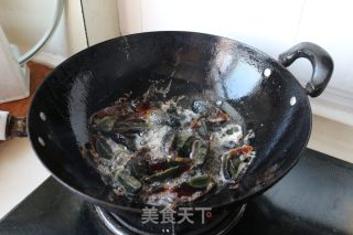 剁椒丝瓜炒皮蛋的做法步骤：6