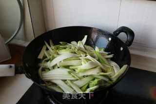 剁椒丝瓜炒皮蛋的做法步骤：7