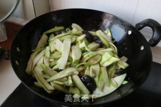 剁椒丝瓜炒皮蛋的做法步骤：8