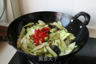 剁椒丝瓜炒皮蛋的做法步骤：9