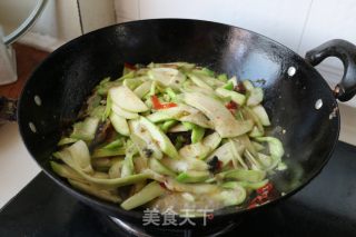 剁椒丝瓜炒皮蛋的做法步骤：10