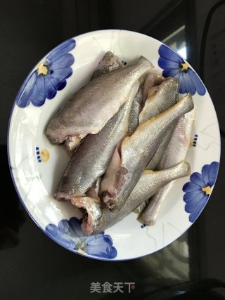 小黄鱼炖豆腐的做法步骤：1