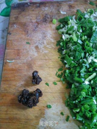 葱花肉饼的做法步骤：2