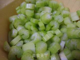 缤纷西芹丁的做法步骤：1