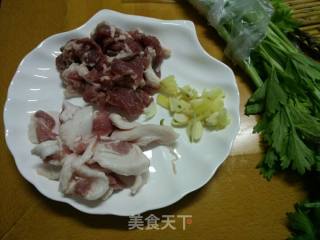 芹菜炒肉的做法步骤：1