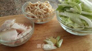 东北白菜炖干豆腐的做法步骤：1