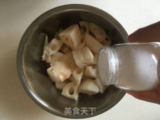 莲藕棒骨汤的做法步骤：2