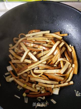 芹菜炒豆干的做法步骤：1