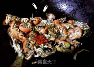 孜然粒炒蝼蛄虾的做法步骤：4