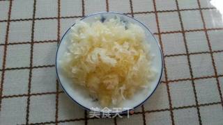 雪耳梨子百合猪骨汤的做法步骤：1