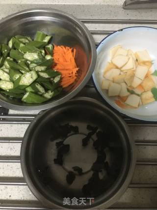 秋葵鱼豆腐的做法步骤：1