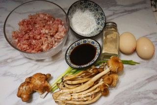 蛋包肉丸菇香汤的做法步骤：1