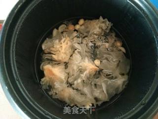 秋季滋阴润肺 ――银耳莲子雪梨羹的做法步骤：1