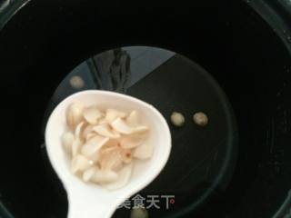 秋季滋阴润肺 ――银耳莲子雪梨羹的做法步骤：3