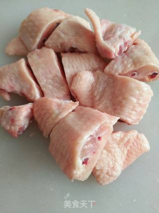土豆炖鸡翅的做法步骤：1