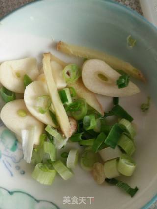 土豆炖鸡翅的做法步骤：3