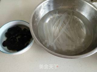 燕鱼豆腐炖粉条的做法步骤：1