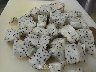 秋季滋阴润肺--蔓越莓青瓜火龙果酸奶沙拉的做法步骤：2