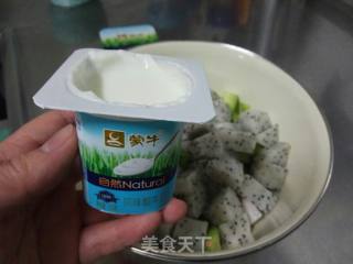 秋季滋阴润肺--蔓越莓青瓜火龙果酸奶沙拉的做法步骤：4