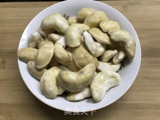 清炒菱角的做法步骤：1