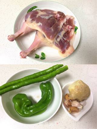 麻辣青椒炒鸭腿的做法步骤：1