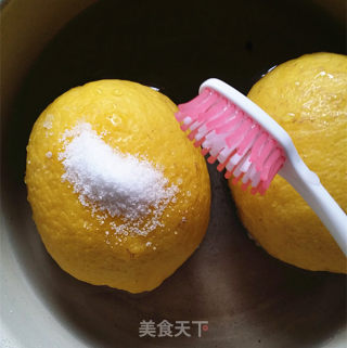 蜂蜜柠檬水的做法步骤：2