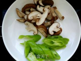 香菇鸡腿肉的做法步骤：2