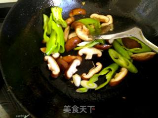 香菇鸡腿肉的做法步骤：5
