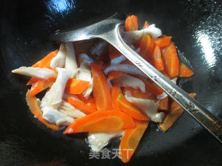 平菇炒胡萝卜的做法步骤：4