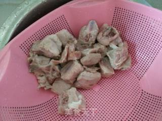 秋季滋阴润肺――莲藕山药排骨汤的做法步骤：1
