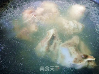 豌豆尖平菇排骨汤的做法步骤：1