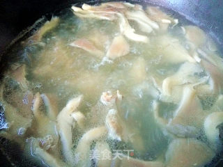 豌豆尖平菇排骨汤的做法步骤：2